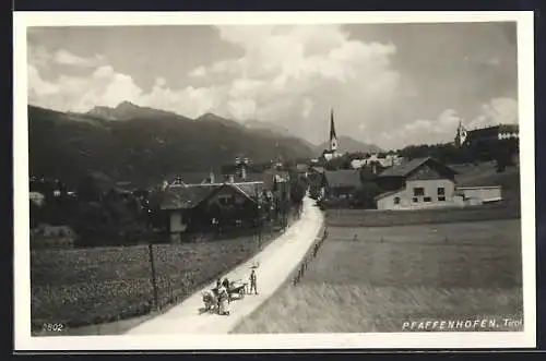 AK Pfaffenhofen /Tirol, Teilansicht mit Strassenpartie