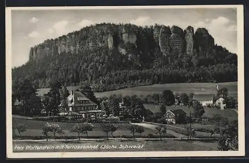 AK Königstein /Sächs. Schweiz, Hotel Terrassenhof mit Fels Pfaffenstein