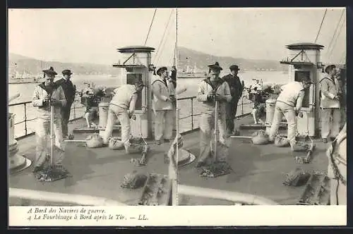 Stereo-AK A Bord des Navires de Guerre, le Fourbissage a Bord apres le Tir, Matrosen an Deck eines Schiffes