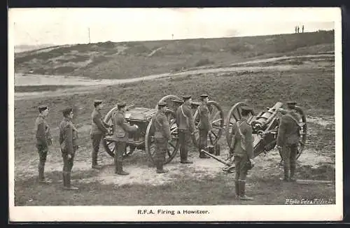 AK R. H. A. Firing a Howitzer, britische Soldaten in Uniform