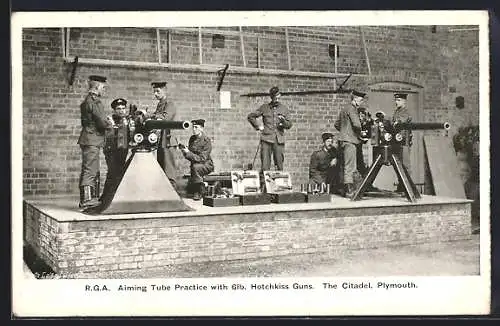 AK Plymouth, Aiming Tube Practice with Hotchkiss Guns, britische Soldaten in Uniform