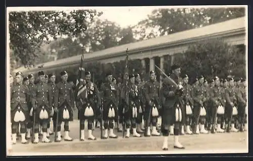 AK Britische Soldaten in Uniform in Formation