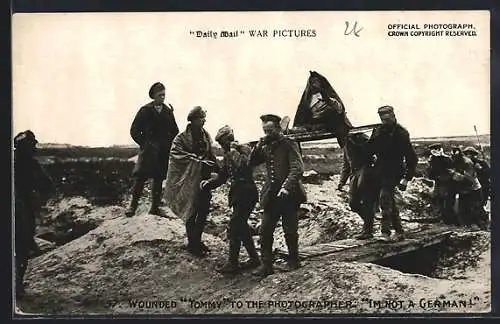 AK Soldiers receiving daily mail, britische Soldaten in Uniform