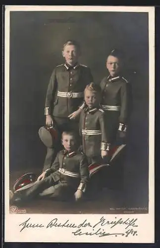 AK Die Söhne von Kronprinz Wilhelm von Preussen in feldgrauer Uniform