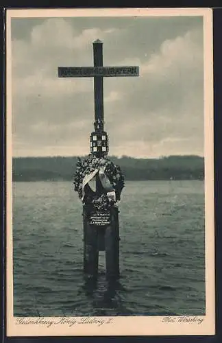 AK Starnberg, Starnberger See, Gedenkkreuz König Ludwig II. mit Blumenkranz