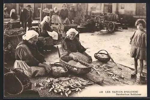 AK Les Sables-d`Olonne, Sardinières Sablaises, Frauen bieten Fische auf dem Markt an