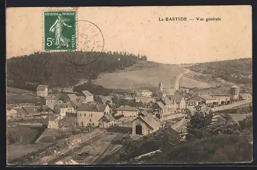 AK La Bastide, Vue générale du village et des collines environnantes