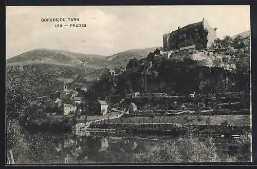 AK Prades, Vue sur le château et le village dans les Gorges du Tarn