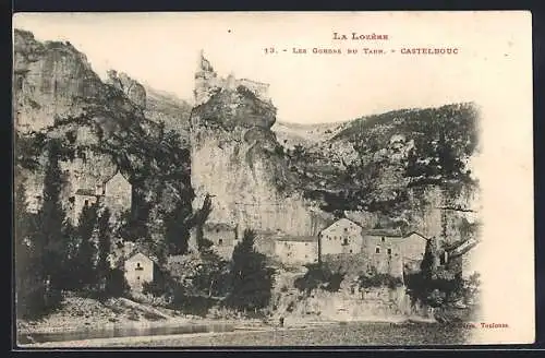 AK Castelbouc, Vue des Gorges du Tarn et des maisons troglodytes