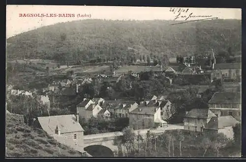 AK Bagnols-les-Bains, Vue du village entouré de collines boisées