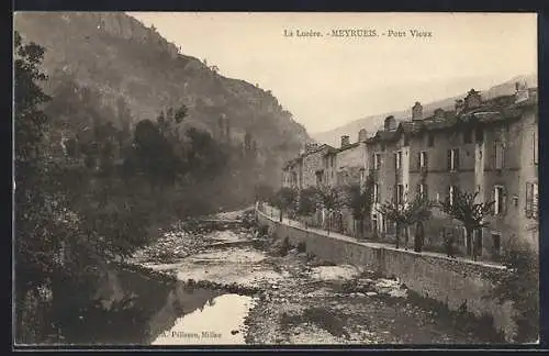 AK Meyrueis, Pont Vieux et maisons au bord de la rivière