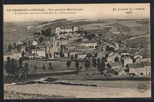 AK Le Chambon-le-Château, Vue générale méridionale avec collines et village en arrière-plan