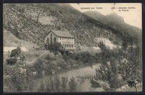 AK Gorges du Tarn, Grand Hôtel du Rozier au bord de la rivière et montagnes en arrière-plan