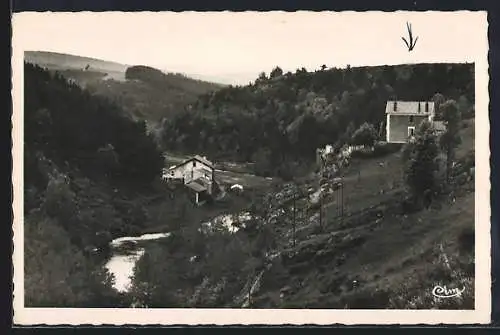 AK Langogne, Vue sur la vallée de Langouryot et les maisons rurales dans la forêt