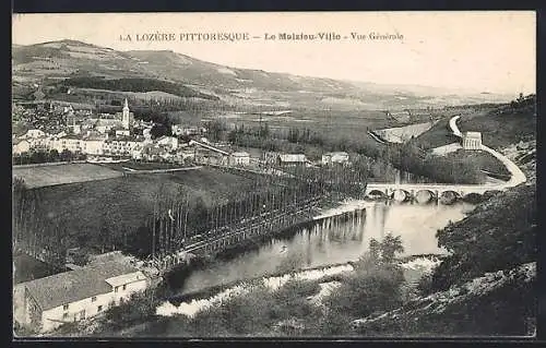 AK Le Malzieu-Ville, Vue générale de la ville et du pont sur la rivière