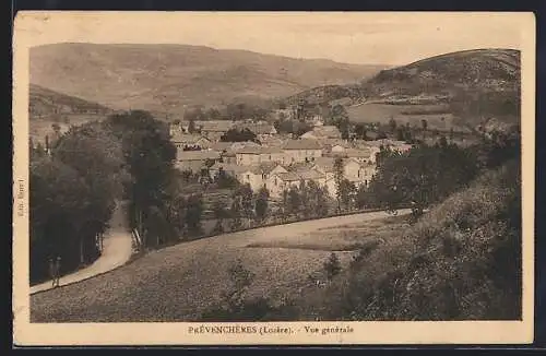 AK Prévenchères, Vue générale du village avec montagnes en arrière-plan