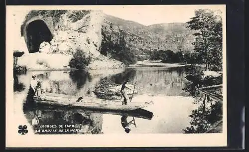 AK Gorges du Tarn, La grotte de la Morte avec barque sur la rivière