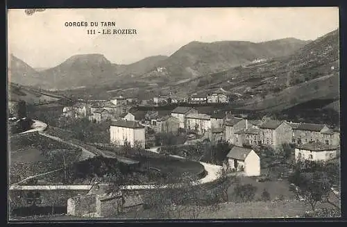 AK Le Rozier, Vue panoramique du village et des montagnes environnantes