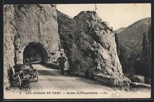 AK Gorges du Tarn, Rocher du Pougnadoires et tunnel avec voiture ancienne