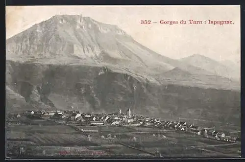 AK Ispagnac, Vue sur le village et la montagne des Gorges du Tarn