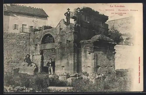 AK Mende, Mausolée Romain de Lanuéjols avec visiteurs debout sur le monument