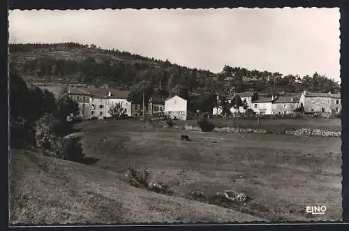 AK Luc, Le Centre du Village avec collines boisées en arrière-plan