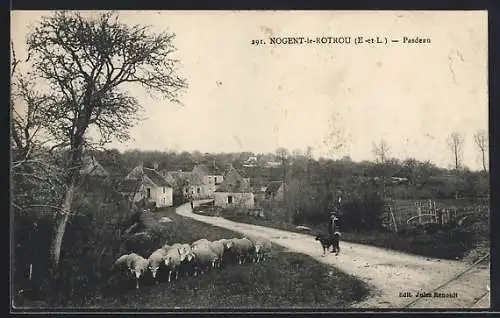 AK Nogent-le-Rotrou, Pasteur menant un troupeau de moutons sur une route de campagne