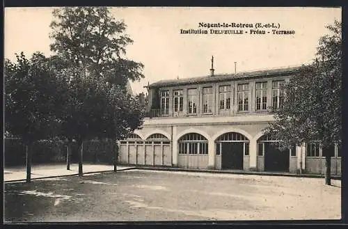 AK Nogent-le-Rotrou, Institution Delfeuille, Préau, Terrasse