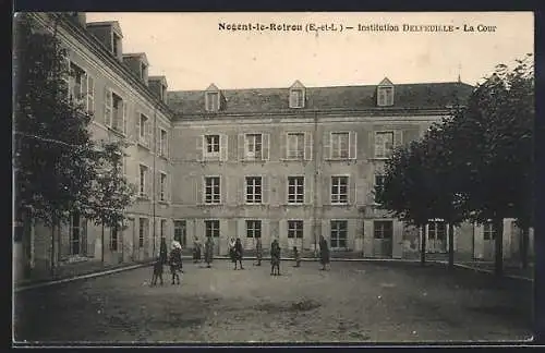 AK Nogent-le-Rotrou, Institution Delfeuille, La Cour