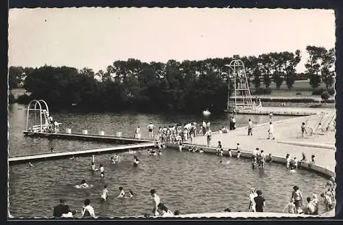 AK Brou, Piscine des Dauphins avec baigneurs et plongeoirs