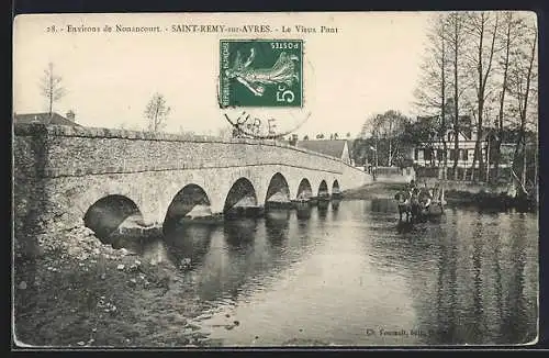 AK Saint-Rémy-sur-Avre, Le Vieux Pont sur la rivière avec une barque