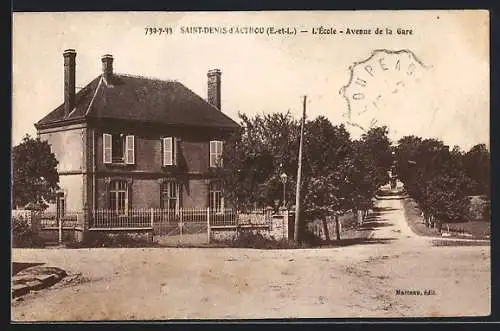 AK Saint-Denis-d`Authou, L`École, Avenue de la Gare