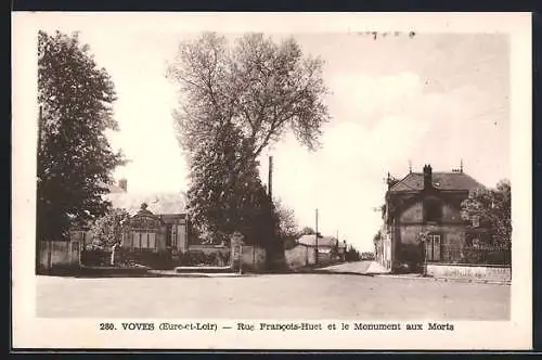 AK Voves, Rue Francois-Huet et le Monument aux Morts