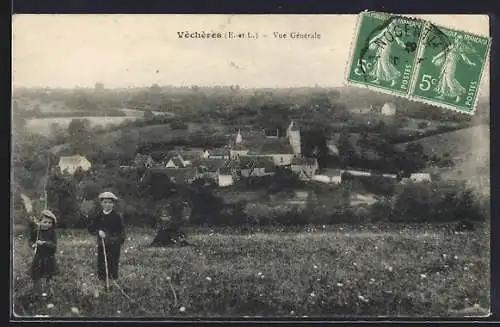 AK Véchères, Vue générale du village avec enfants sur la colline