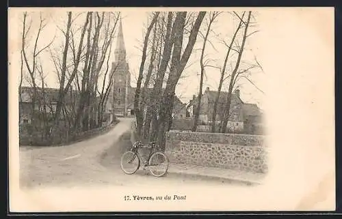 AK Yèvres, vue du Pont avec bicyclette et église en arrière-plan