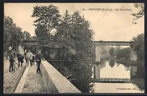 AK Chartres, Les Trois Ponts et promeneurs sur le quai