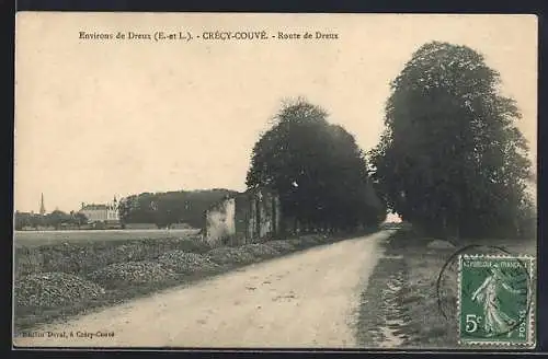 AK Crécy-Couvé, Route de Dreux avec allée d`arbres et bâtiment en arrière-plan