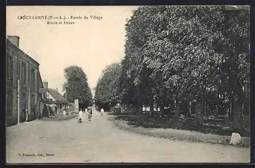 AK Crécy-Couvé, Entrée du village sur la route de Dreux