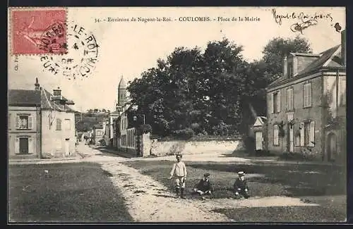 AK Coulombs, Place de la Mairie avec enfants jouant devant les bâtiments historiques