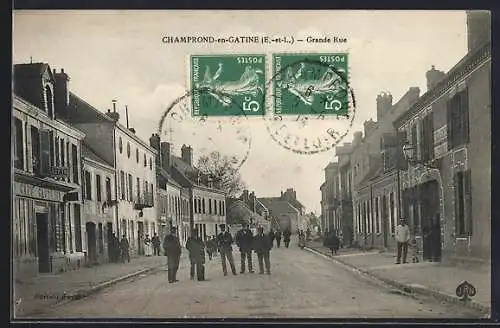 AK Champrond-en-Gatine, Grande Rue animée avec passants et bâtiments historiques