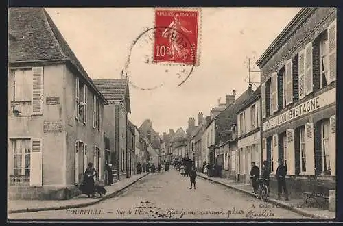 AK Courville, Rue de l`Ecu animée avec passants et bâtiments historiques