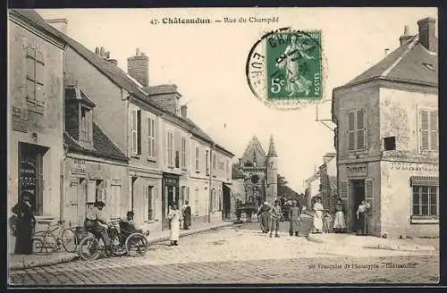 AK Châteaudun, Rue du Champdé avec passants et vélos