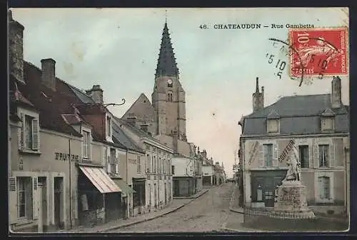 AK Châteaudun, Rue Gambetta et l`église en arrière-plan