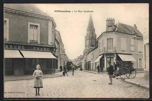 AK Châteaudun, la Rue Gambetta avec passants et boutiques