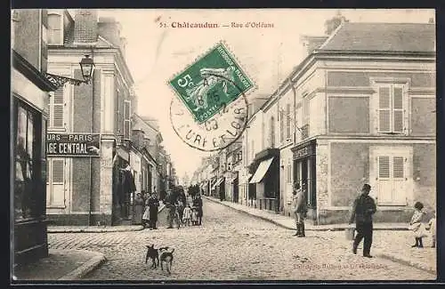 AK Châteaudun, Rue d`Orléans animée avec passants et chien