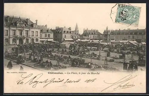 AK Châteaudun, La Place, le jour du Marché