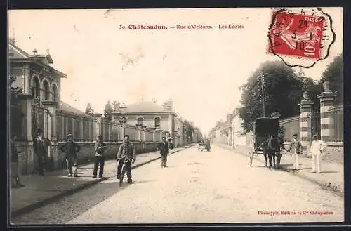 AK Châteaudun, Rue d`Orléans, Les Écoles avec calèche et passants