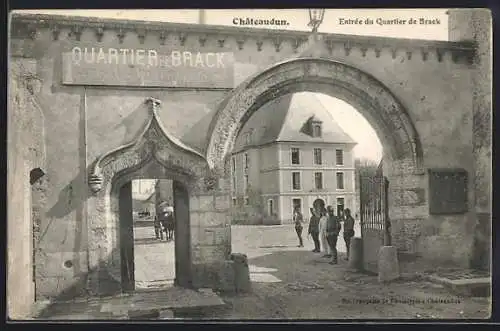 AK Châteaudun, Entrée du Quartier de Brack avec soldats devant le portail