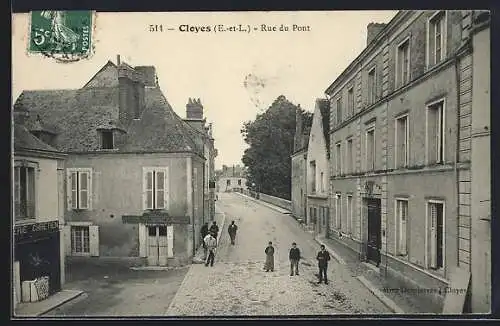 AK Cloyes, Rue du Pont avec passants et bâtiments anciens