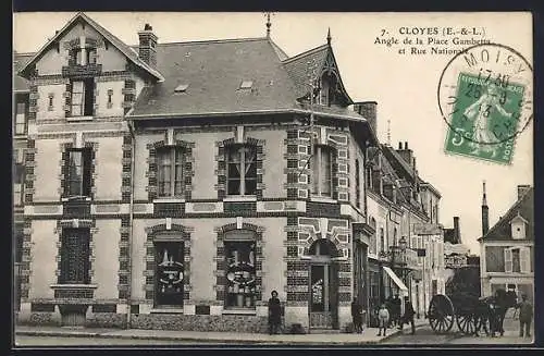 AK Cloyes, Angle de la Place Gambetta et Rue Nationale avec charrette et passants